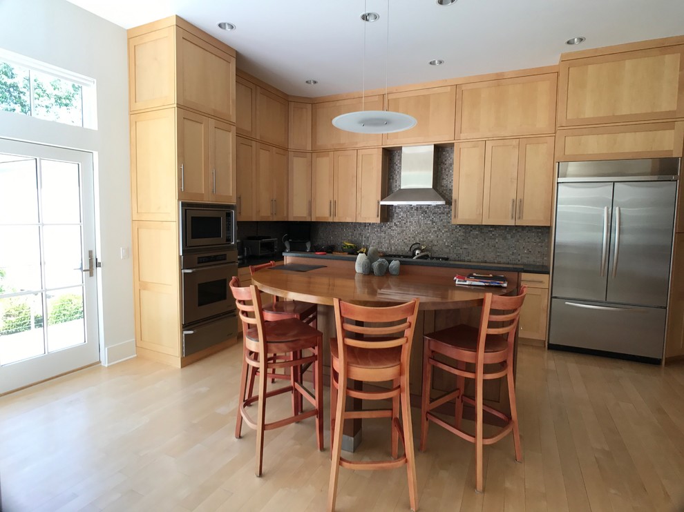 Inspiration for a transitional kitchen remodel in Bridgeport