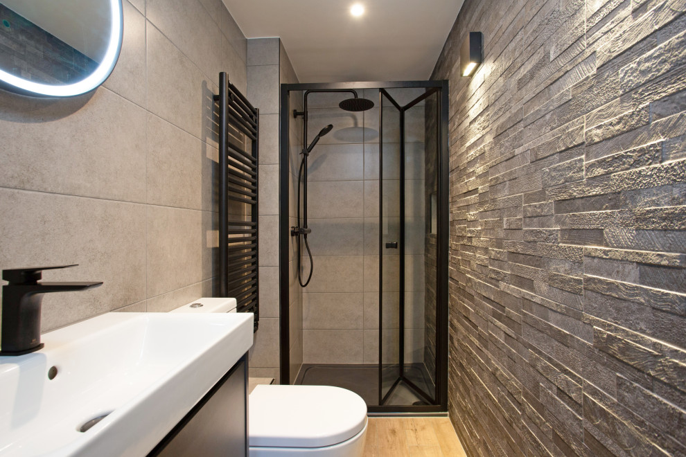 Свежая идея для дизайна: маленькая ванная комната в современном стиле с душем в нише, раздельным унитазом, монолитной раковиной, душем с распашными дверями, тумбой под одну раковину и подвесной тумбой для на участке и в саду - отличное фото интерьера