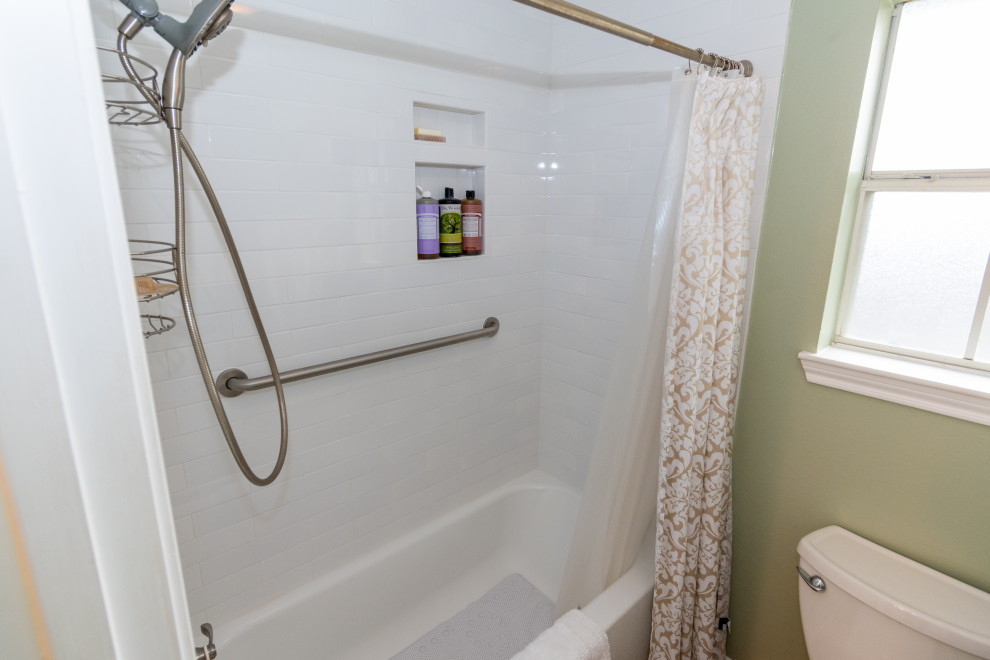 Idéer för ett mellanstort klassiskt vit badrum för barn, med skåp i shakerstil, vita skåp, ett badkar i en alkov, en dusch/badkar-kombination, en toalettstol med separat cisternkåpa, vit kakel, keramikplattor, gröna väggar, vinylgolv, ett undermonterad handfat, bänkskiva i kvarts, beiget golv och dusch med duschdraperi