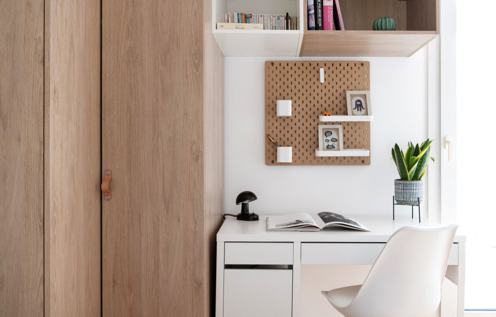 Bild på ett litet minimalistiskt könsneutralt tonårsrum kombinerat med sovrum, med vita väggar