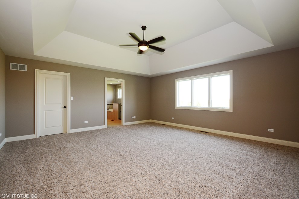 Aménagement d'une grande chambre classique avec un mur marron et un sol beige.