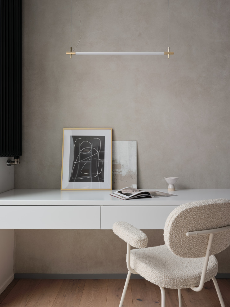 Immagine di un grande ufficio minimalista con pareti grigie, parquet chiaro, scrivania incassata e pavimento marrone