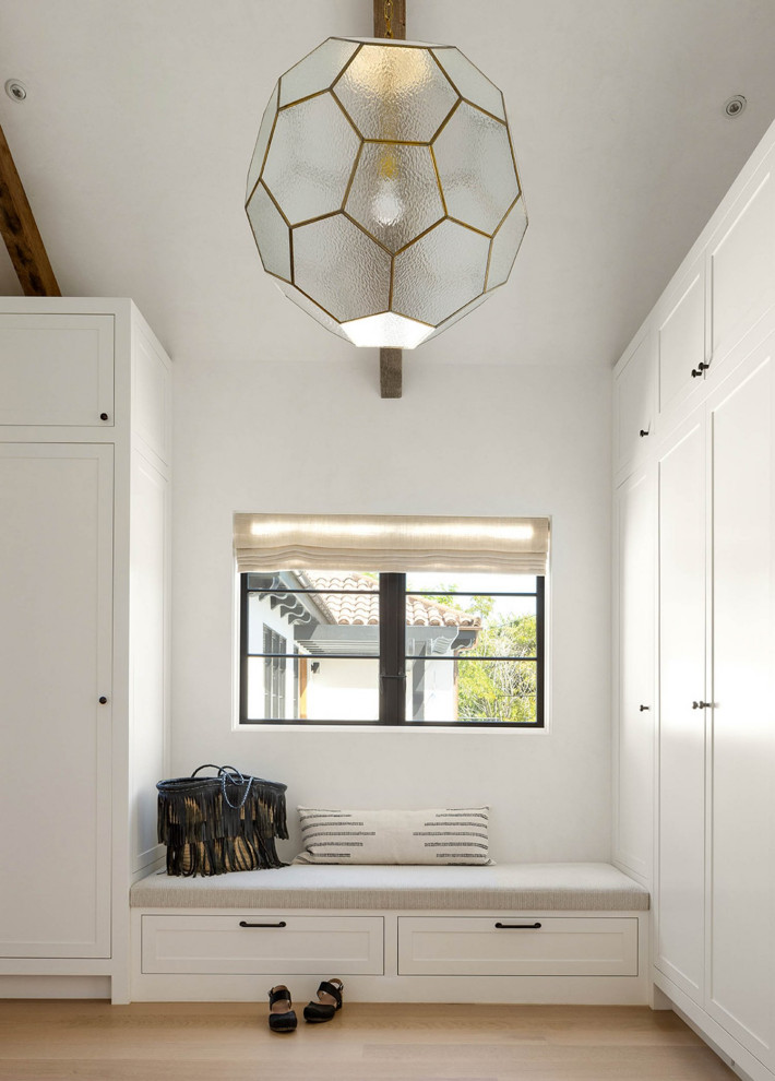 サンフランシスコにあるラグジュアリーな巨大なトランジショナルスタイルのおしゃれなマッドルーム (淡色無垢フローリング、ベージュの床、表し梁、白い壁、淡色木目調のドア) の写真