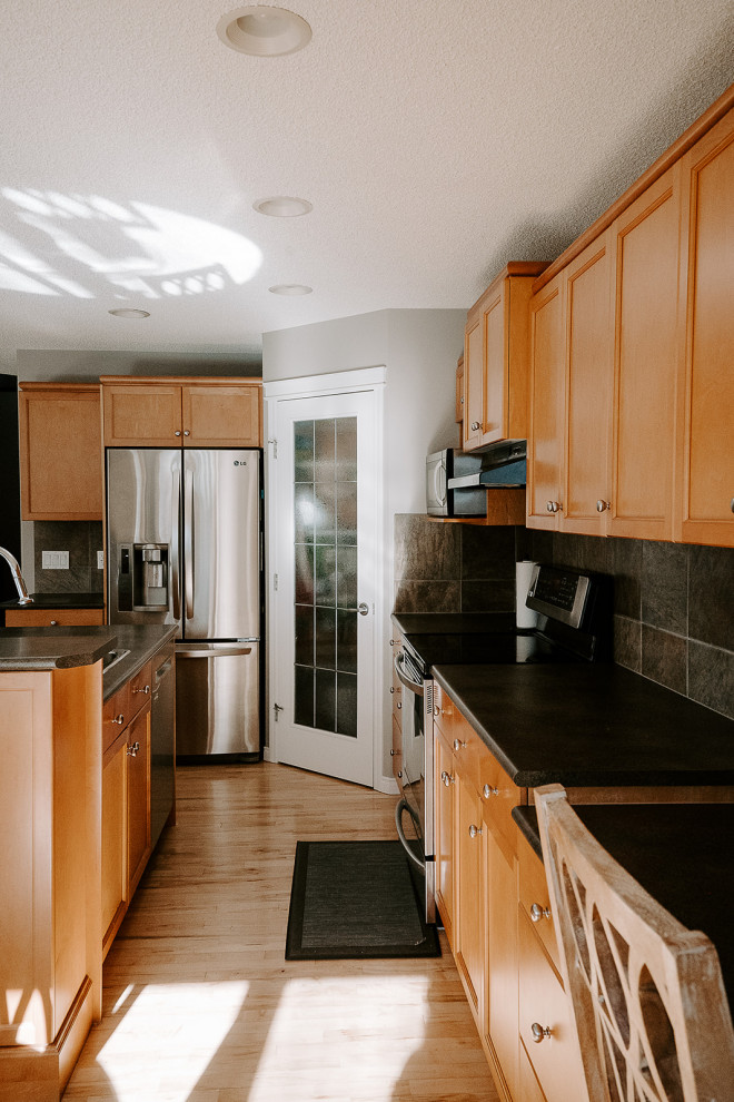 Kitchen - kitchen idea in Edmonton