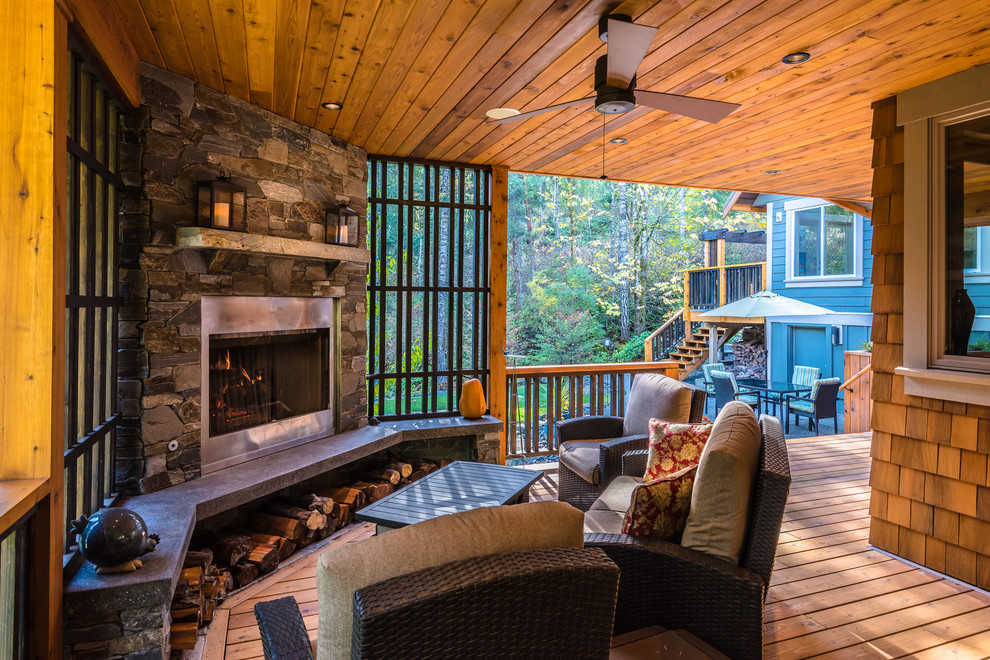 Mountain style deck photo in Vancouver