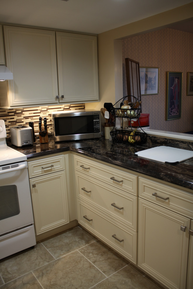 Example of a transitional home design design in Nashville