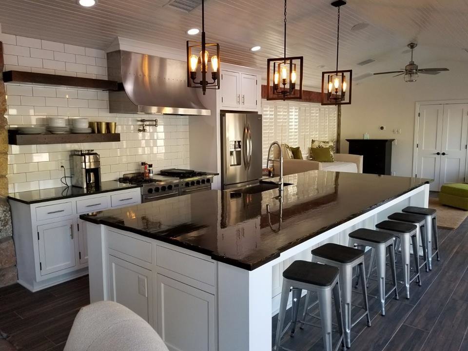 Kitchen - kitchen idea in Austin
