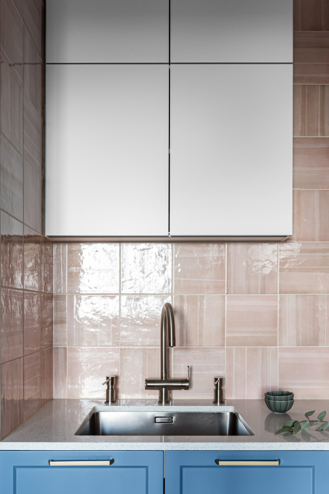 Кухня в Петергофе с высокими потолками