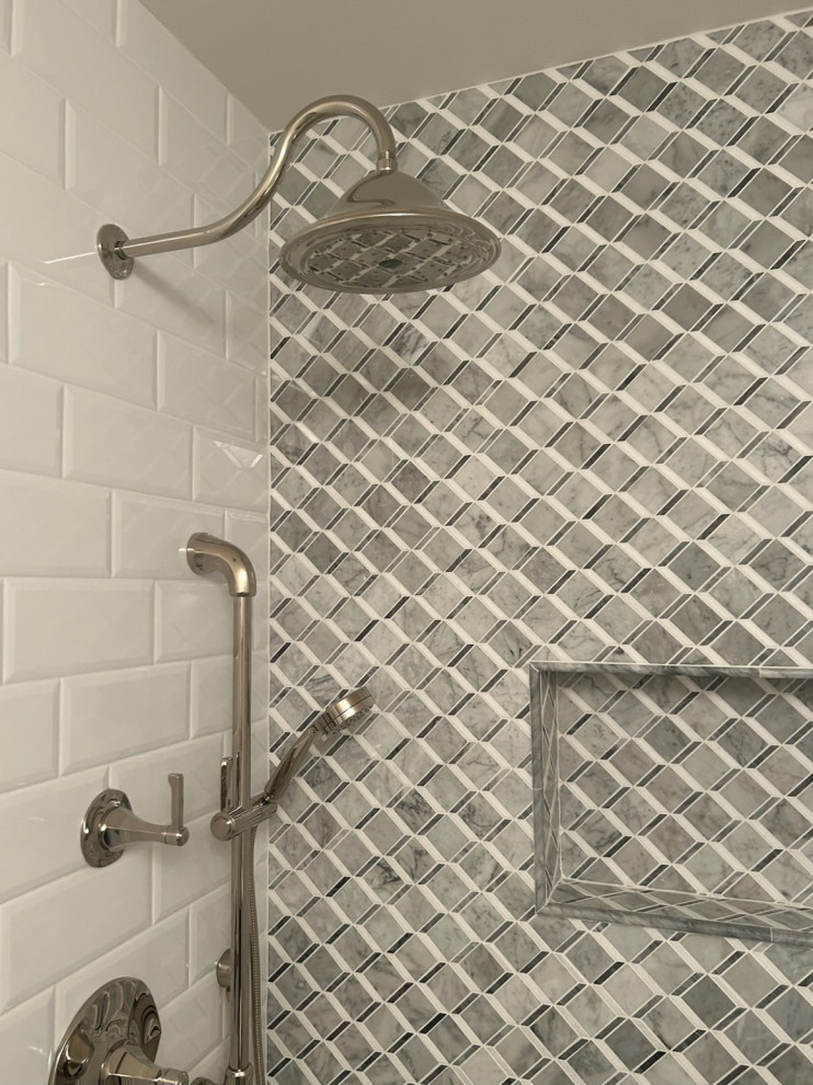 На фото: ванная комната среднего размера в стиле неоклассика (современная классика) с серой плиткой и мраморной плиткой