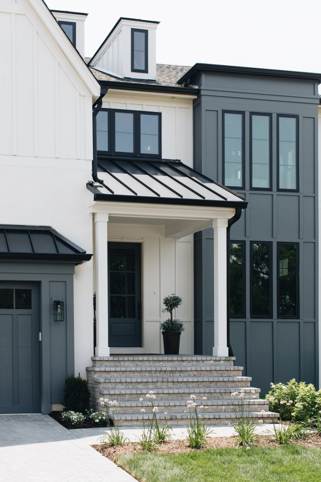 Example of a transitional home design design in Chicago