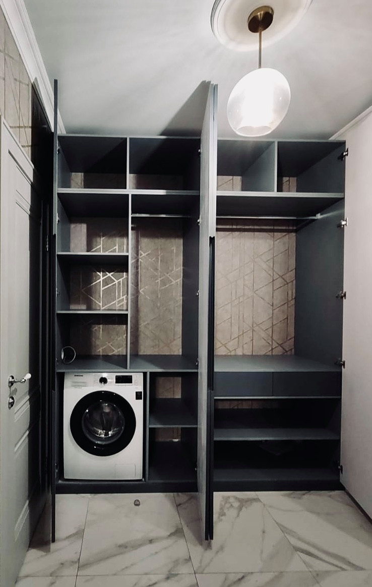 Шкаф в прихожей (встройка СМ).