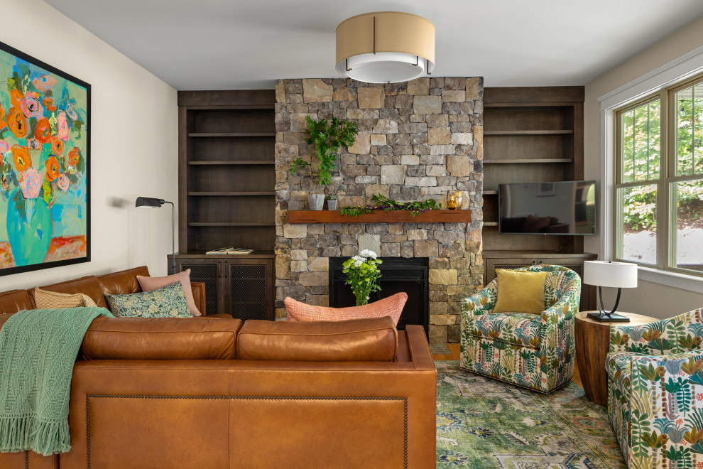 Diseño de sala de estar ecléctica con moqueta, todas las chimeneas, marco de chimenea de piedra, televisor colgado en la pared, suelo verde y paredes beige