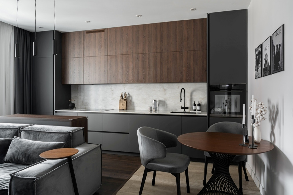 Городская квартира с продуманным дизайном и камином в ТВ тумбе