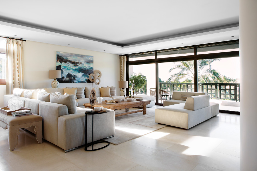 Ispirazione per un soggiorno contemporaneo aperto con pareti beige, pavimento beige e soffitto ribassato