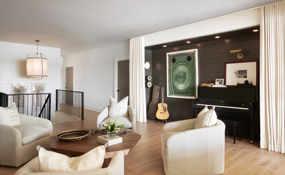 Aménagement d'une très grande salle de séjour contemporaine ouverte avec une salle de musique, un mur blanc, parquet clair, un téléviseur fixé au mur et un sol beige.