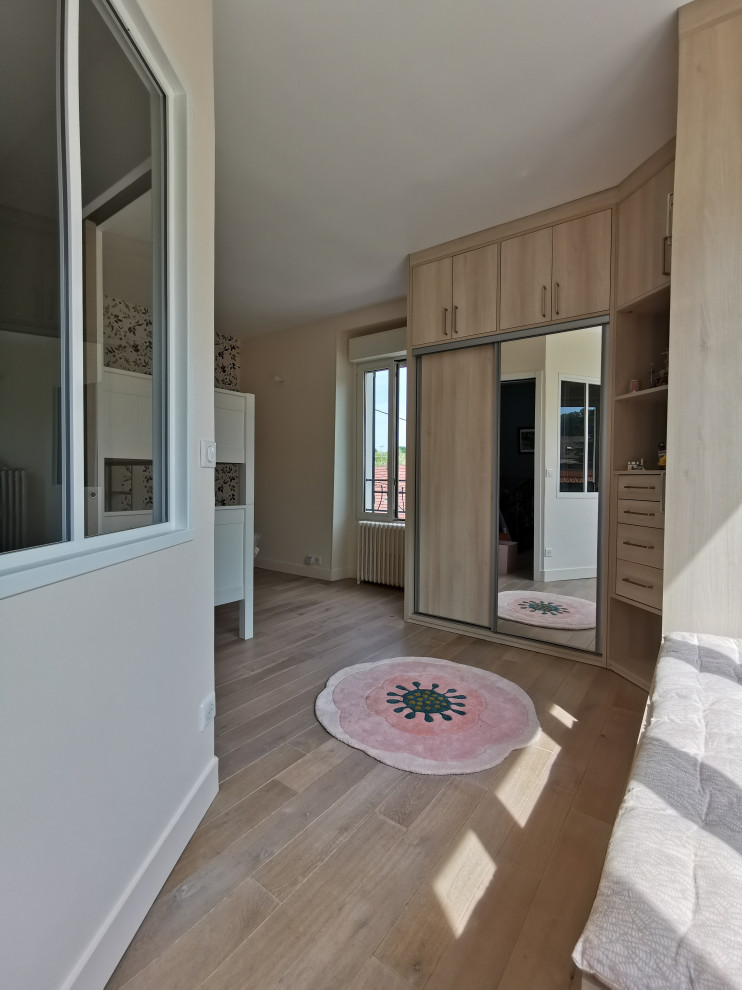 Идея дизайна: маленькая гардеробная комната в скандинавском стиле с стеклянными фасадами, светлыми деревянными фасадами и полом из ламината для на участке и в саду, женщин