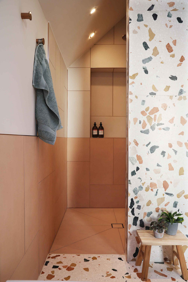 Cette image montre une salle de bain minimaliste de taille moyenne pour enfant avec une douche ouverte, un carrelage multicolore, un mur blanc, un sol en terrazzo, un sol multicolore, aucune cabine, un plan de toilette blanc, une niche et meuble simple vasque.