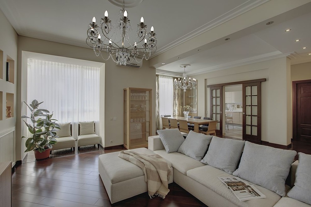 по обе стороны стекла