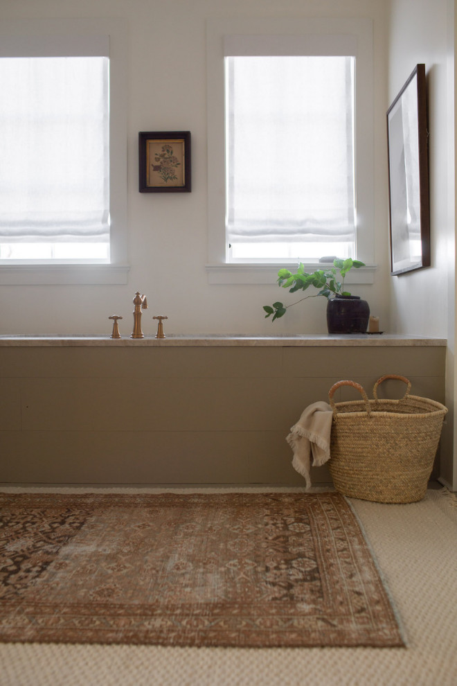 Inspiration för ett stort lantligt grå grått en-suite badrum, med skåp i shakerstil, skåp i ljust trä, ett undermonterat badkar, en dusch i en alkov, vita väggar, målat trägolv, ett undermonterad handfat, marmorbänkskiva, grått golv och dusch med gångjärnsdörr