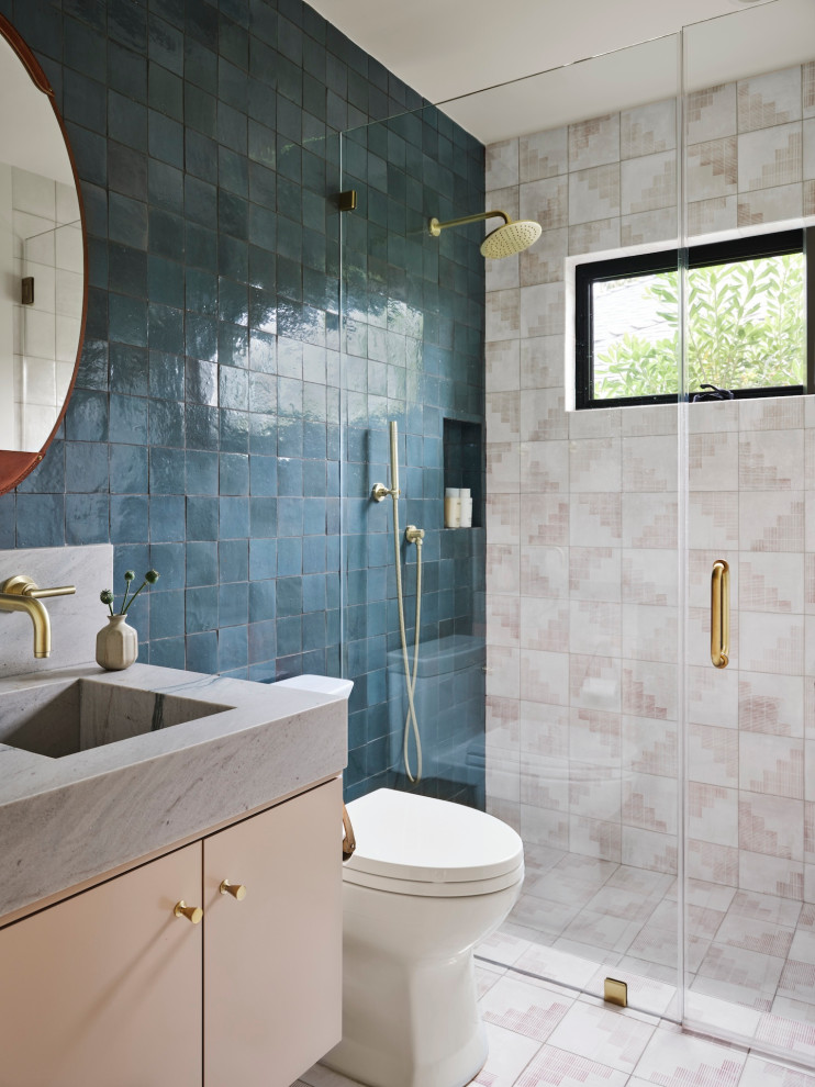 Immagine di un bagno di servizio tradizionale con top grigio, mobile bagno sospeso, ante lisce, ante beige, piastrelle blu, piastrelle rosa, lavabo integrato e pavimento rosa