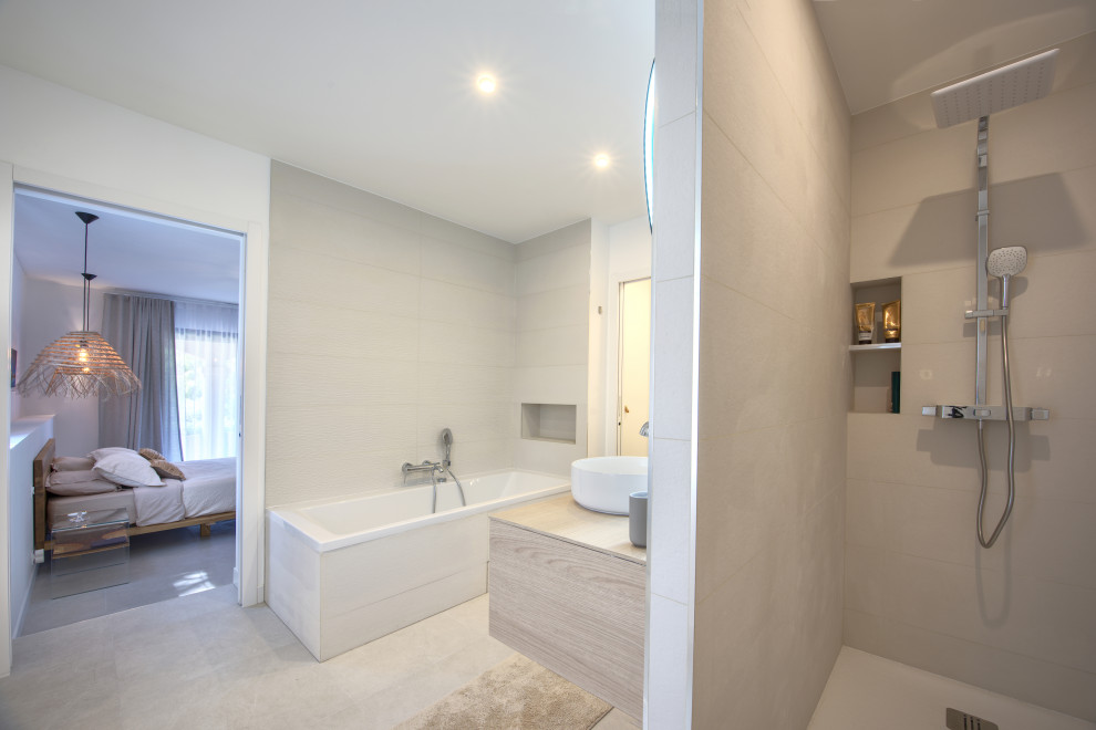 Inredning av ett exotiskt stort en-suite badrum, med vita skåp, en toalettstol med separat cisternkåpa, ett fristående handfat och grått golv