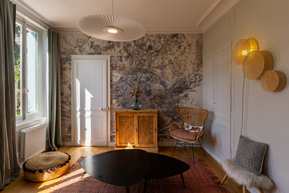 Immagine di un soggiorno minimalista di medie dimensioni e chiuso con pareti beige, parquet chiaro e carta da parati