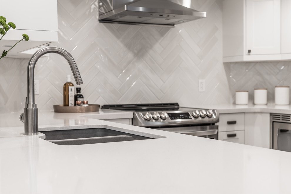 Example of a transitional kitchen design in Toronto