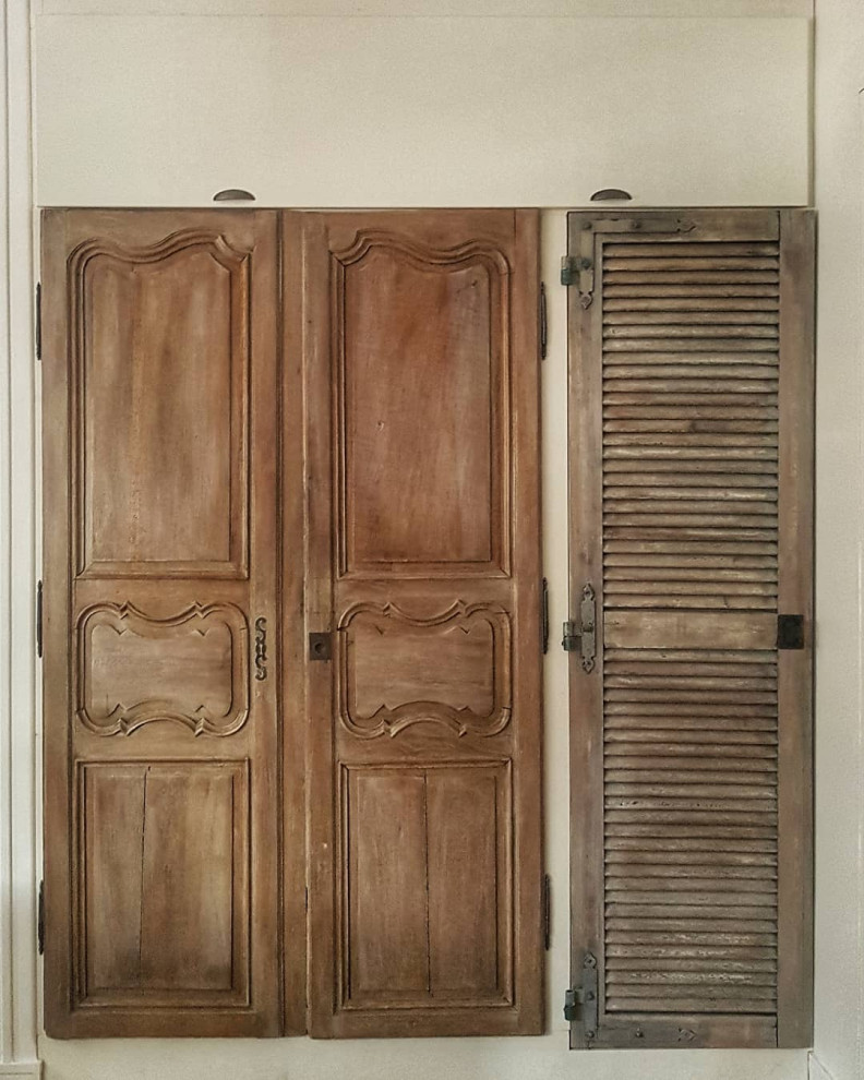 This is an example of a midcentury storage and wardrobe in Paris.
