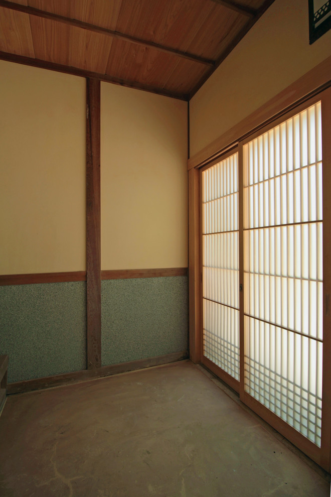 Idee per un ingresso o corridoio classico di medie dimensioni con pareti bianche, pavimento in tatami, una porta scorrevole, una porta in legno bruno, pavimento beige e soffitto in legno
