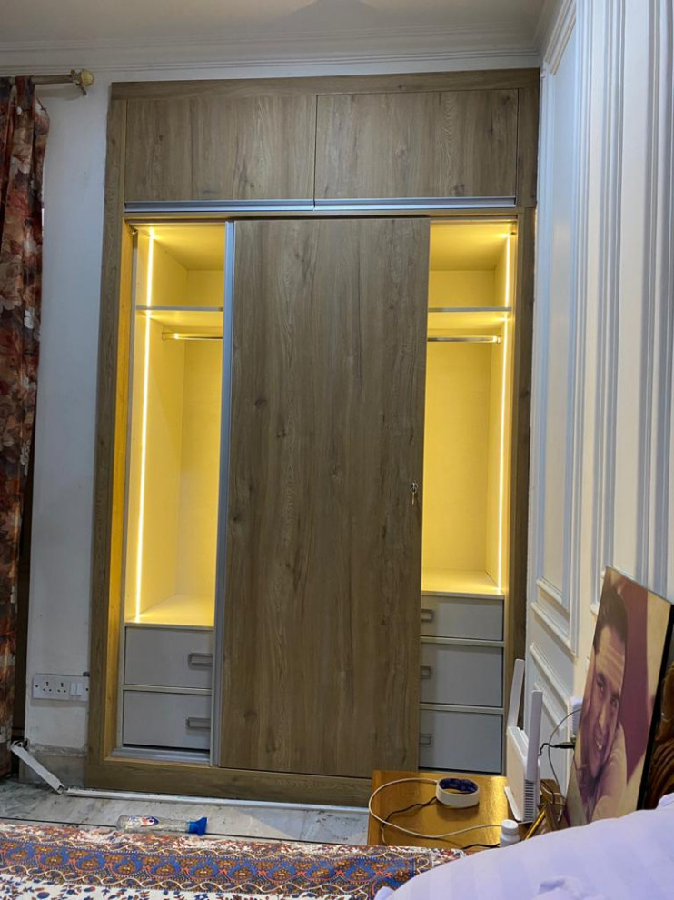 This is an example of a contemporary bedroom in Delhi.