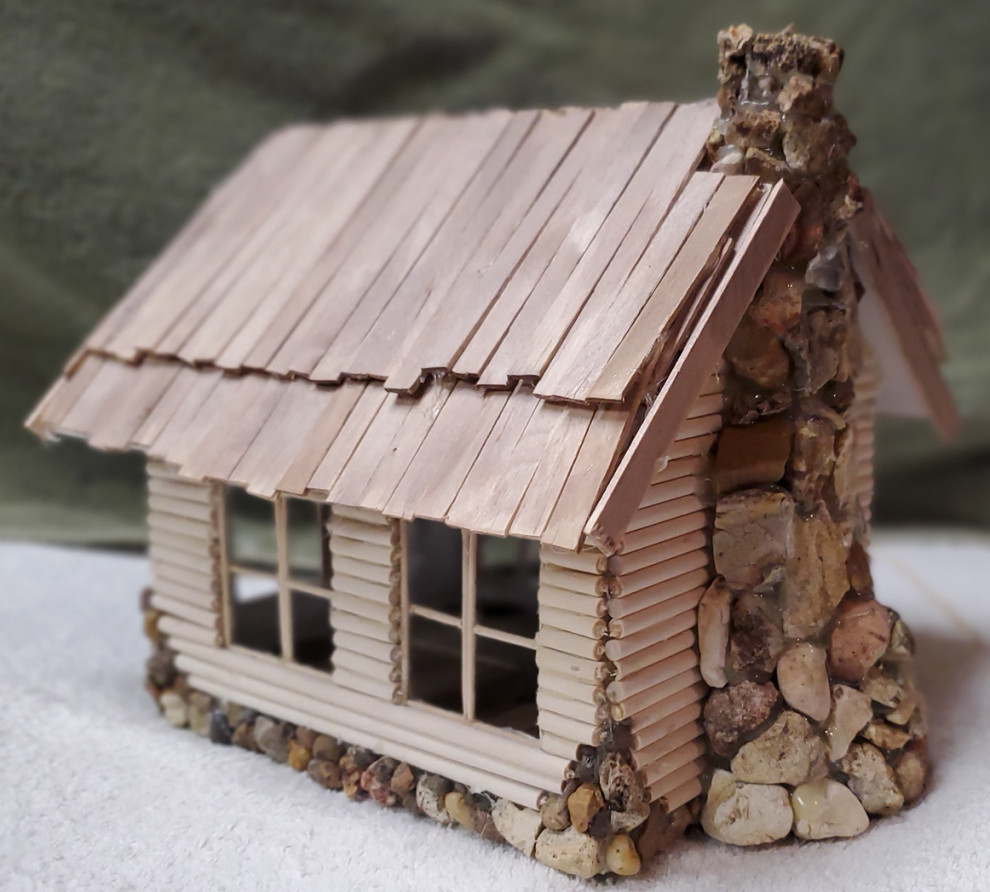 Cette photo montre une petite façade de Tiny House marron montagne en bois et planches et couvre-joints de plain-pied avec un toit à deux pans, un toit en shingle et un toit marron.
