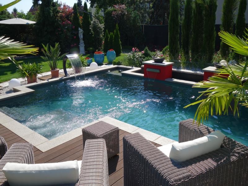 Mittelgroßer Mediterraner Pool in rechteckiger Form mit Natursteinplatten in Berlin