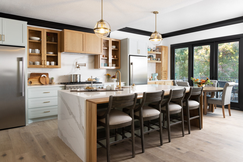Exempel på ett stort klassiskt flerfärgad flerfärgat kök, med en rustik diskho, luckor med infälld panel, blå skåp, bänkskiva i kvarts, flerfärgad stänkskydd, rostfria vitvaror, ljust trägolv, en köksö och beiget golv