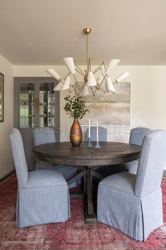 Example of a transitional home design design in Los Angeles