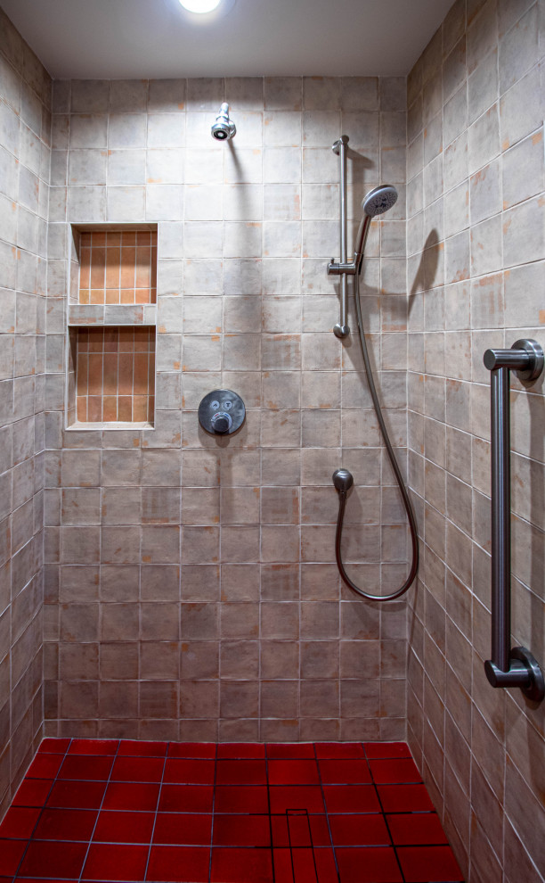 Idéer för att renovera ett mellanstort 50 tals beige beige en-suite badrum, med släta luckor, beige skåp, ett badkar i en alkov, en kantlös dusch, en toalettstol med hel cisternkåpa, brun kakel, keramikplattor, beige väggar, klinkergolv i keramik, ett undermonterad handfat, bänkskiva i kvarts, rött golv och dusch med gångjärnsdörr