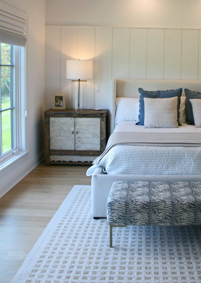 Свежая идея для дизайна: хозяйская спальня среднего размера в скандинавском стиле с белыми стенами, светлым паркетным полом, бежевым полом, сводчатым потолком и панелями на стенах - отличное фото интерьера