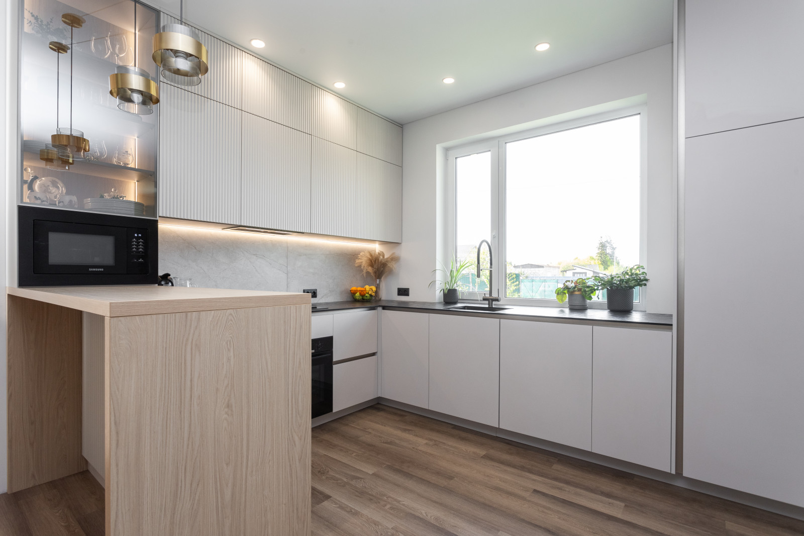 Современная кухня в частном доме