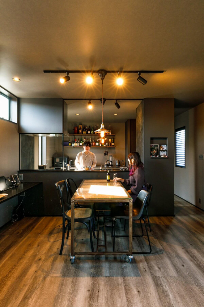 Inspiration pour une salle à manger ouverte sur le salon urbaine de taille moyenne avec un mur beige, un sol en bois brun, aucune cheminée, un sol marron, un plafond en papier peint et du papier peint.
