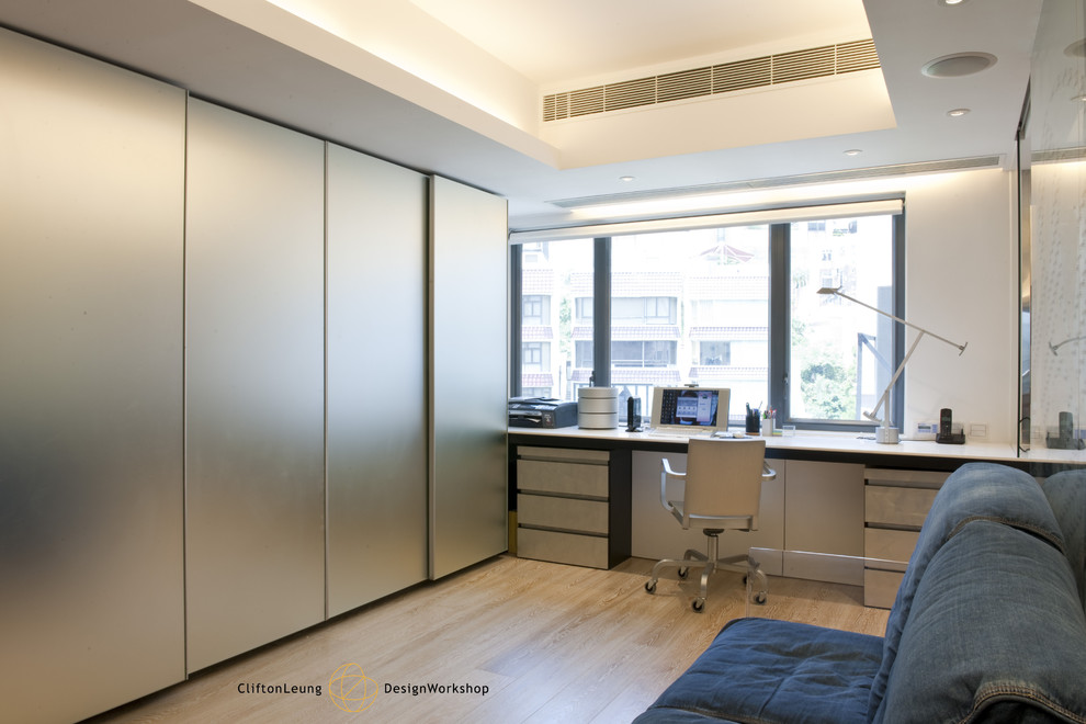 Photo of a contemporary home office in Hong Kong.