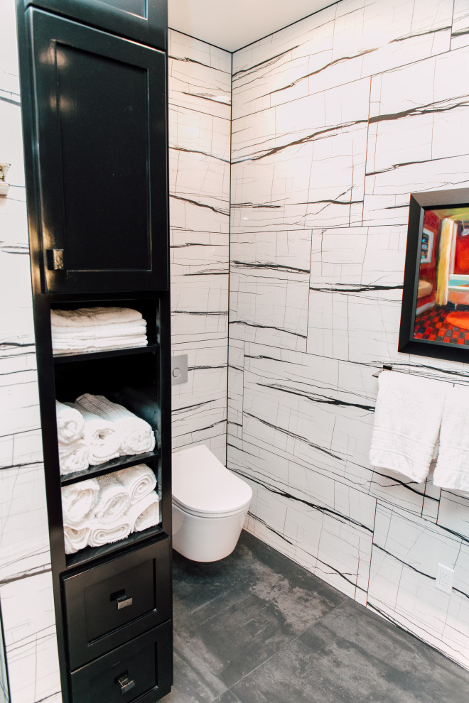 Пример оригинального дизайна: главная ванная комната среднего размера в восточном стиле с фасадами в стиле шейкер, красными фасадами, душем без бортиков, инсталляцией, черно-белой плиткой, керамогранитной плиткой, белыми стенами, полом из керамогранита, врезной раковиной, столешницей из искусственного кварца, серым полом, душем с распашными дверями, черной столешницей, нишей, тумбой под две раковины и подвесной тумбой