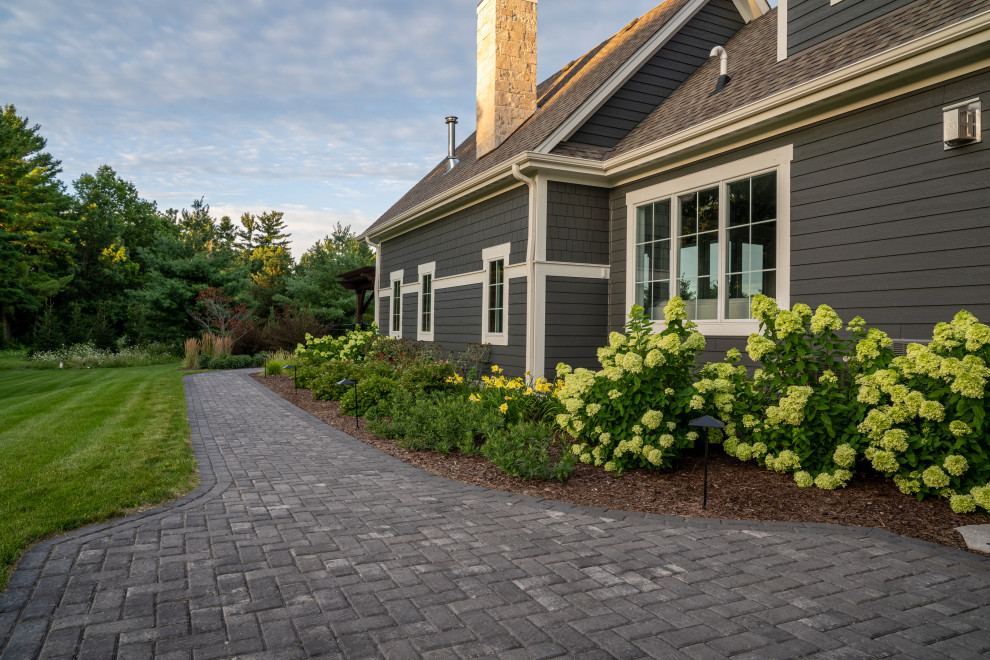 Design ideas for a transitional landscaping in Milwaukee.
