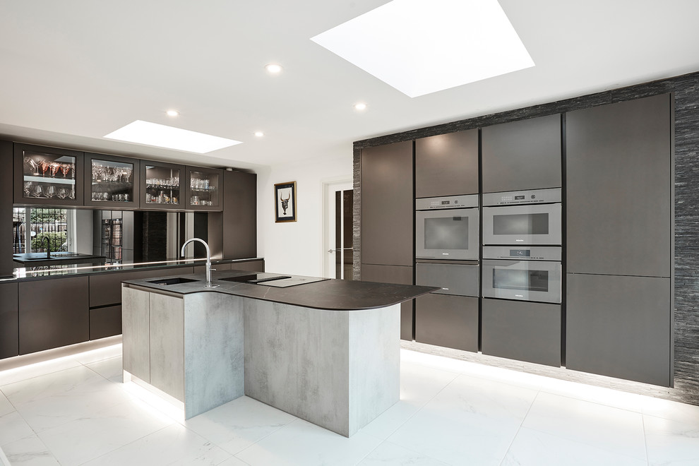 Mid-sized contemporary single-wall eat-in kitchen in Other with a single-bowl sink, flat-panel cabinets, grey cabinets, quartz benchtops, metallic splashback, mirror splashback, coloured appliances, marble floors, with island, white floor and grey benchtop.