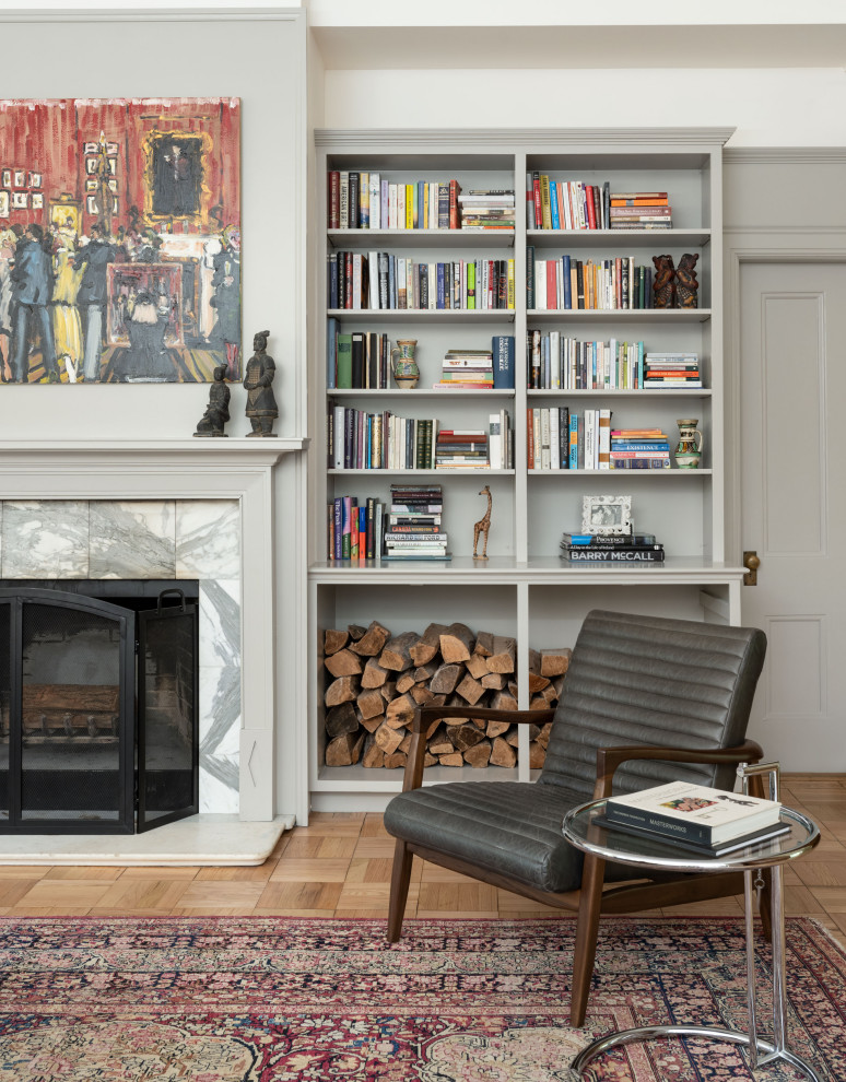 Modelo de sala de estar con biblioteca abierta tradicional renovada grande con paredes blancas, suelo de madera clara, estufa de leña, marco de chimenea de piedra, televisor colgado en la pared y suelo marrón