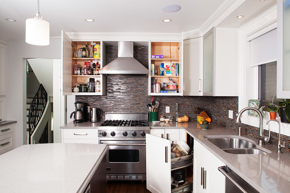 Transitional kitchen photo in Vancouver