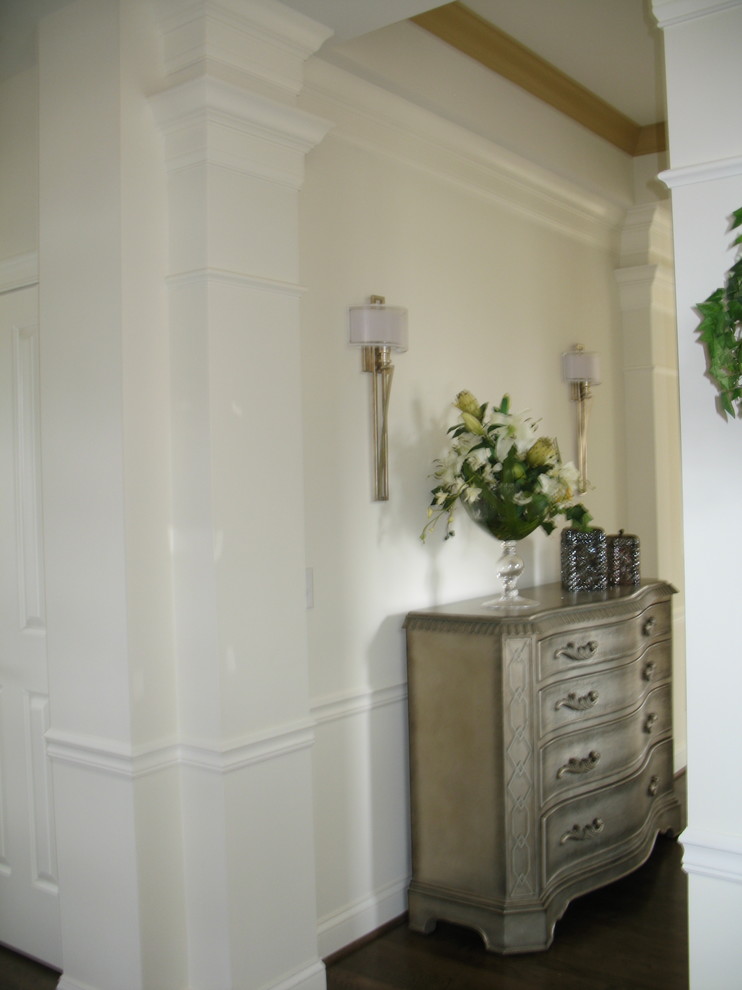 Entryway - transitional entryway idea in Cincinnati