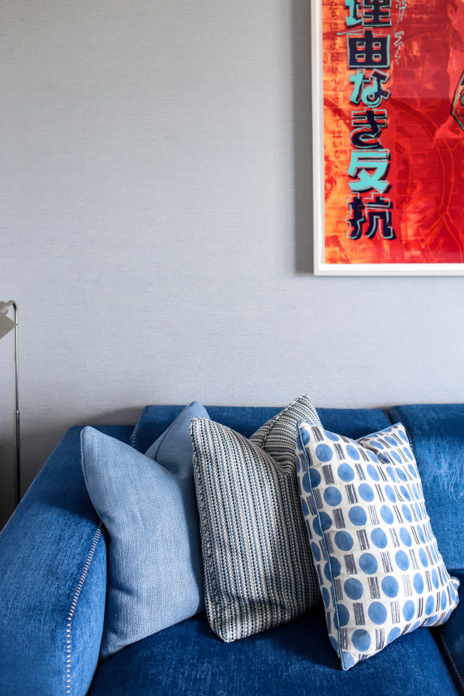 Abgetrenntes, Geräumiges Modernes Wohnzimmer mit grauer Wandfarbe in New York