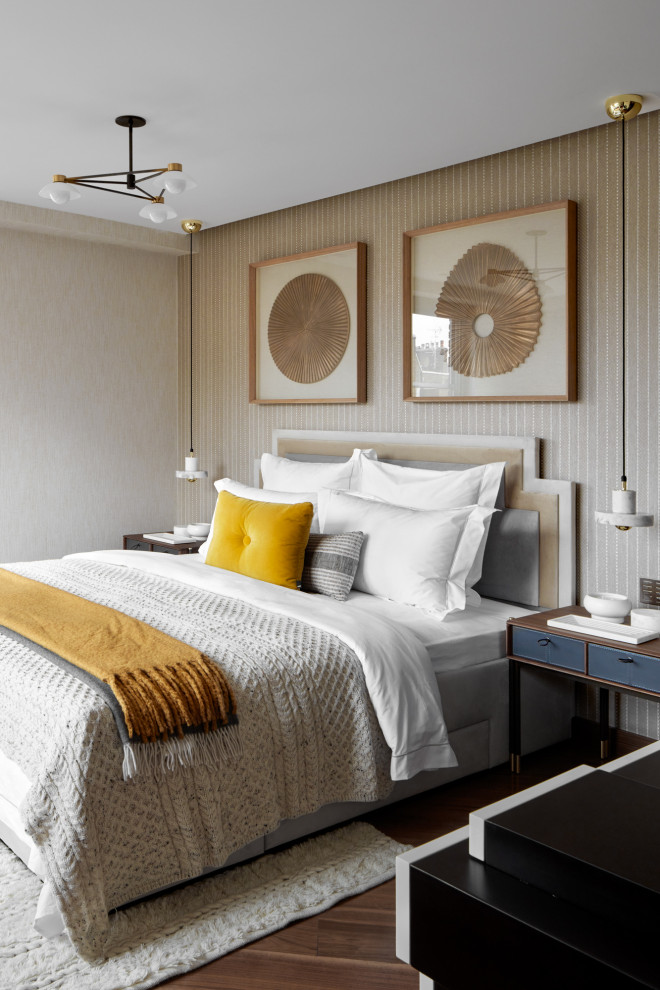 Ejemplo de dormitorio principal y blanco retro de tamaño medio con paredes beige, suelo de madera en tonos medios, suelo marrón y papel pintado