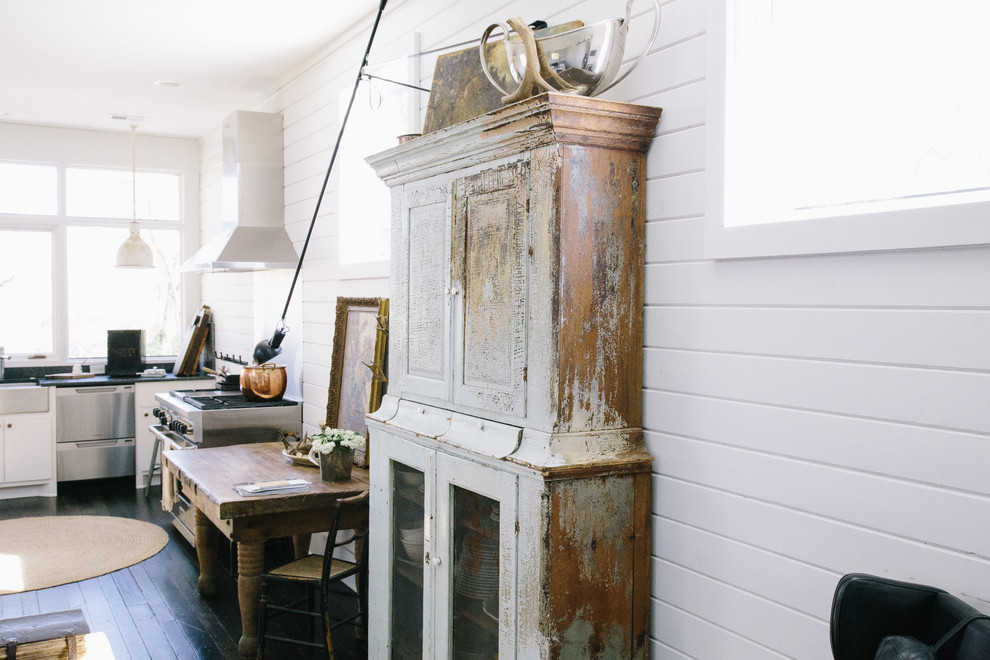Living room - farmhouse living room idea in Nashville