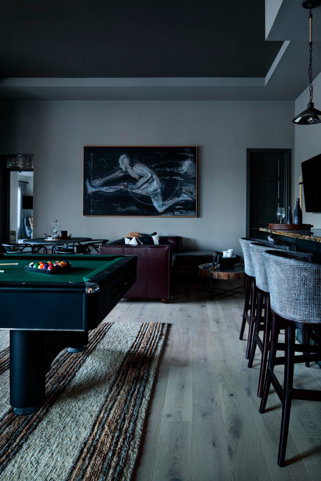 Einzeilige, Mittelgroße Moderne Hausbar mit Bartheke, hellem Holzboden, braunem Boden und brauner Arbeitsplatte in Austin
