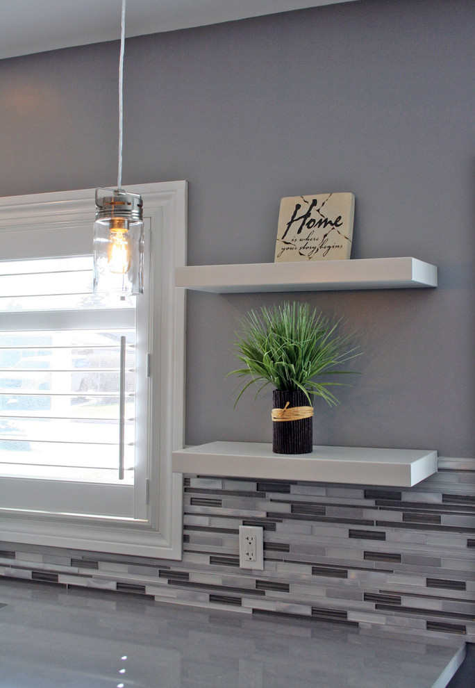 Kitchen - transitional kitchen idea in Toronto